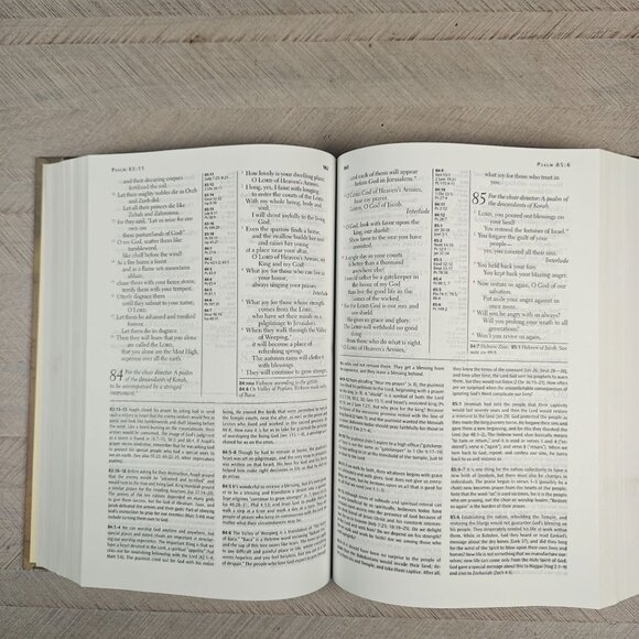 Warren Wiersbe NLT Transformation Study Bible Hardcover - Picture 5 of 9